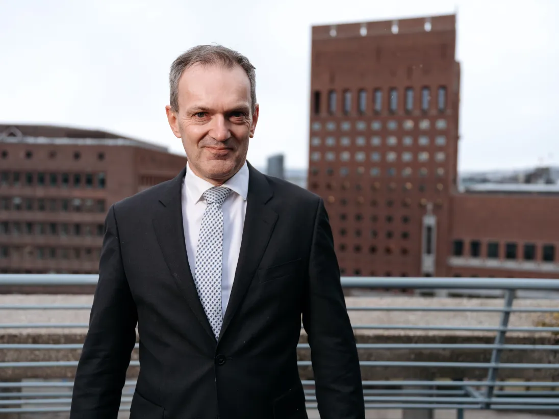 Foto av Kjetil Houg foran Rådhuset i Oslo