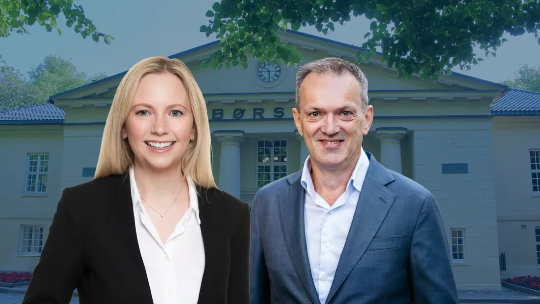 Foto av kvinne og mann foran Oslo Børs