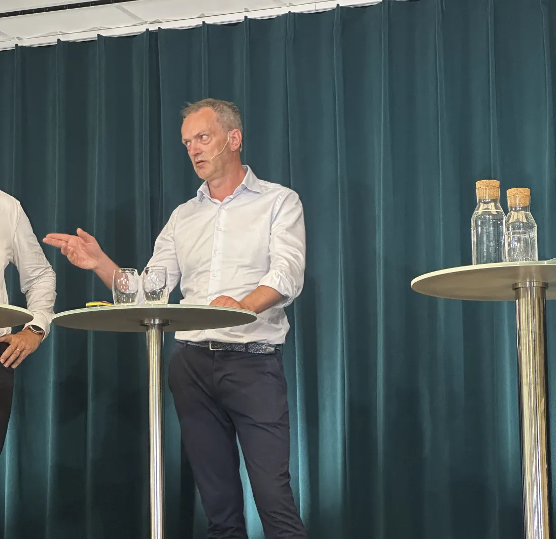 Mann i paneldebatt, foto
