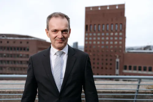 Foto av Kjetil Houg foran Rådhuset i Oslo