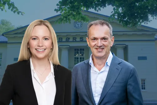 Foto av kvinne og mann foran Oslo Børs