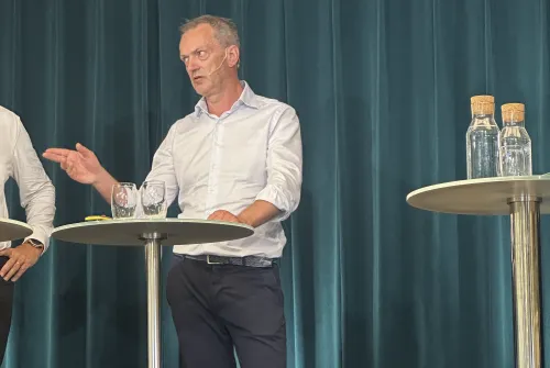 Mann i paneldebatt, foto