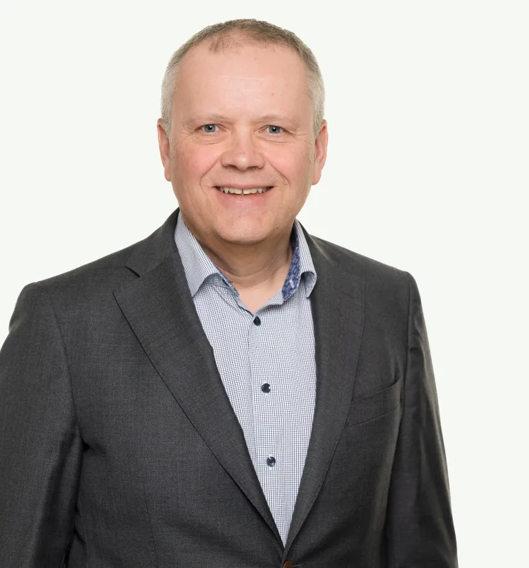 Portrettfoto mann grønn bakgrunn