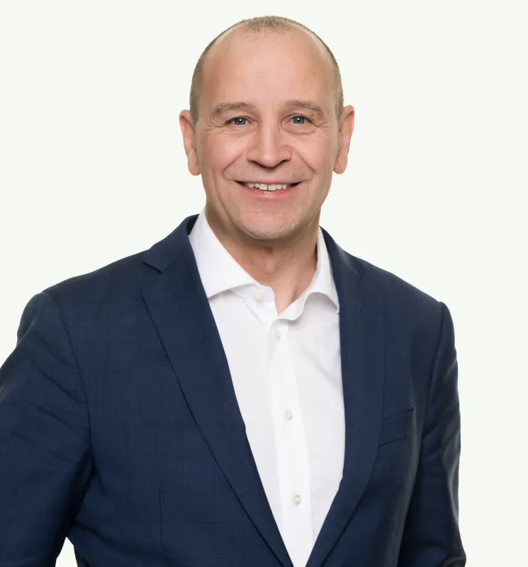 Portrettfoto mann grønn bakgrunn