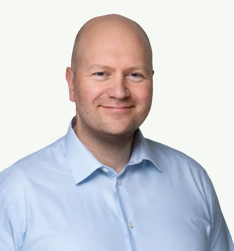 Portrettfoto mann grønn bakgrunn m