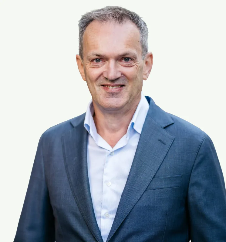 Portrettfoto mann grønn bakgrunn