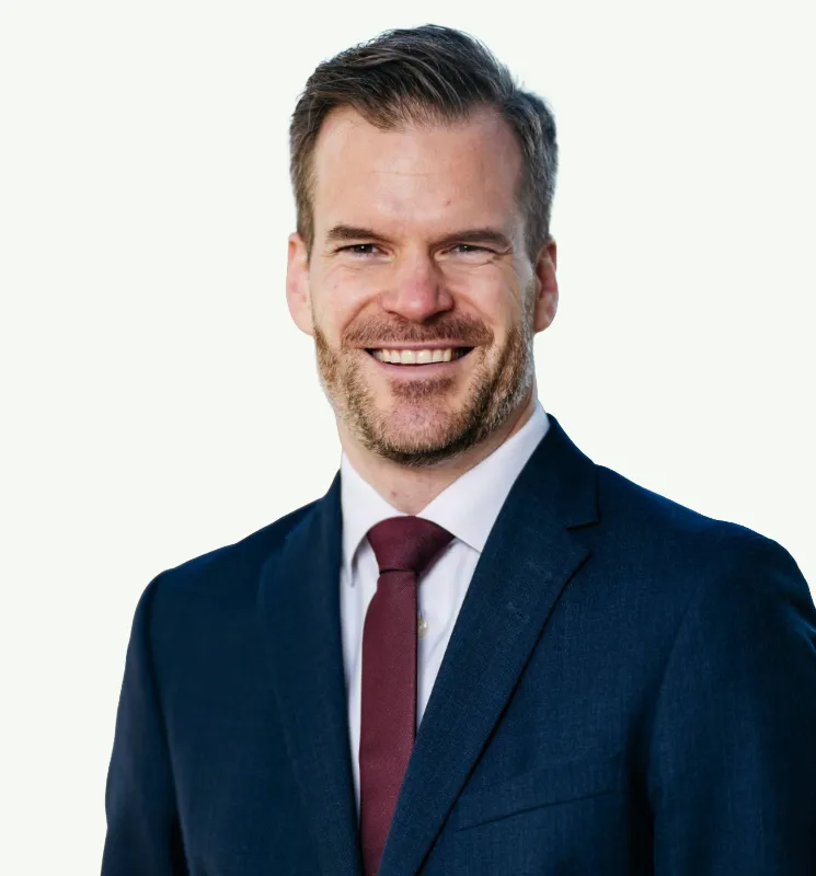 Portrettfoto mann grønn bakgrunn