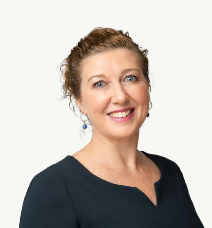 Foto kvinne grønn bakgrunn