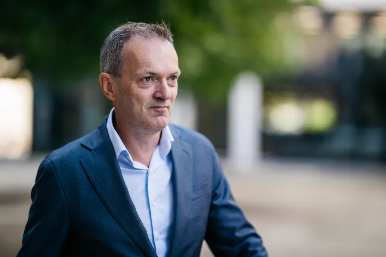 Foto av mann med uskarp bakgrunn