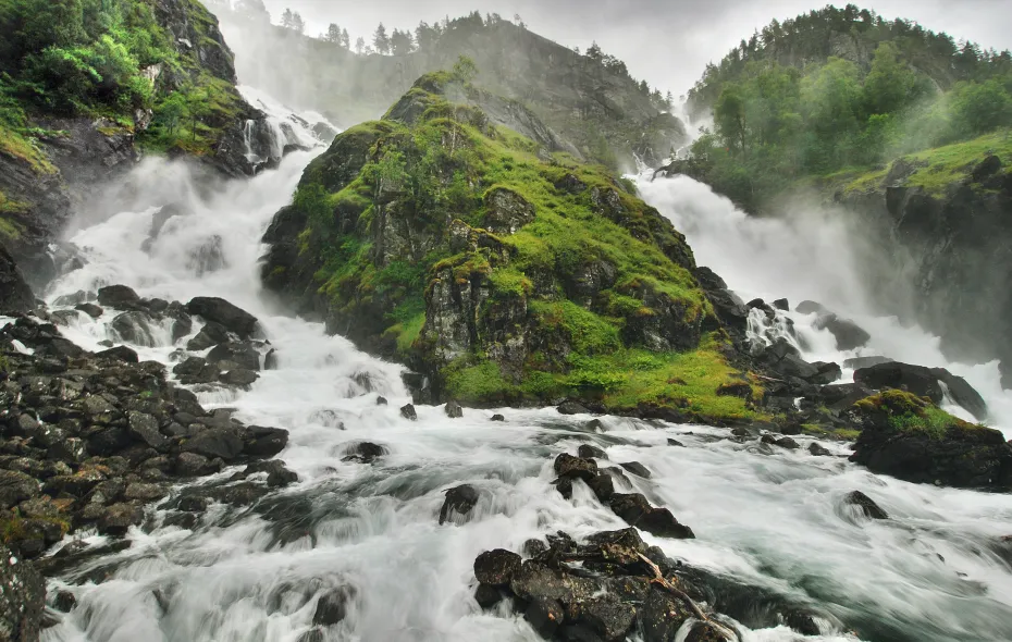 Foss i fjellside, foto