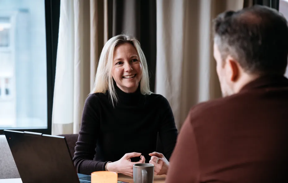 Kvinne og mann i dialog, foto